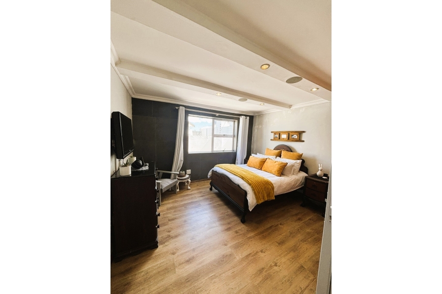 6 Bedroom Property for Sale in Perlemoenbaai Western Cape